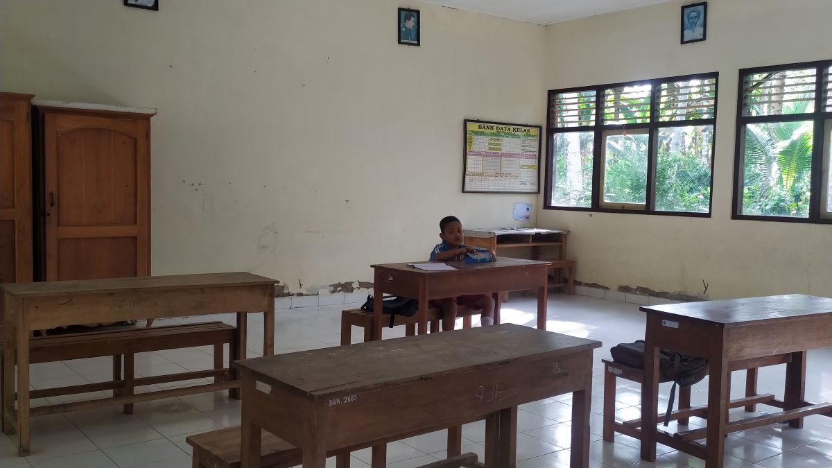 HANYA 1 ORANG: Seorang siswa SDN Blimbingsari Jembrana  saat pertama masuk sekolah untuk MPLS