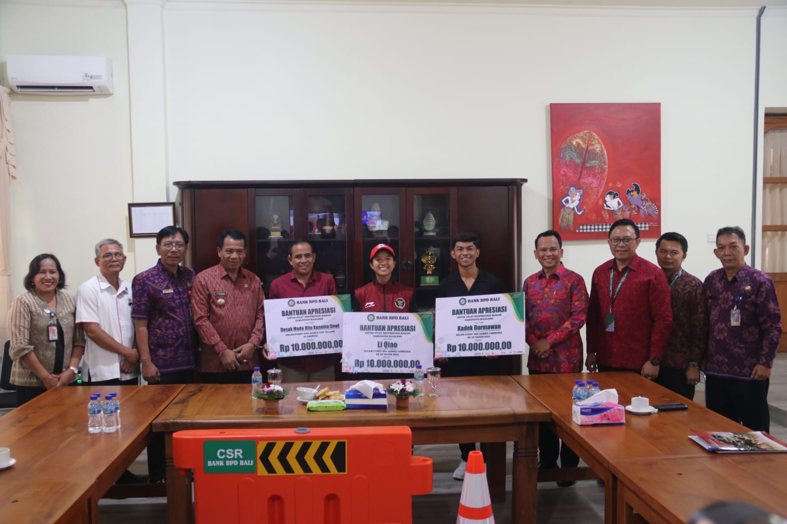 SINERGI: Direktur Utama BPD Bali I Nyoman Sudharma secara simbolis menyerahkan CSR kepada Penjabat (Pj) Bupati Buleleng Ketut Lihadnyana di Rumah Jabatan Bupati Buleleng, Selasa (11/