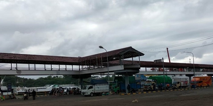 Situasi di Pelabuhan Padangbai yang terletak di Kecamatan Manggis, setelah ditutup akibat cuaca buruk pada Kamis pagi.