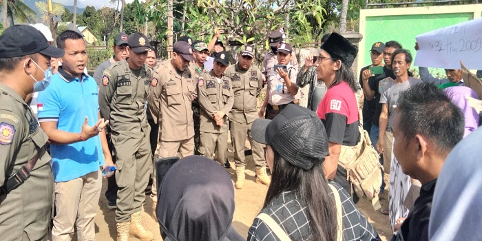 Warga menggeruduk proyek pembangunan di atas lahan milik Perusahaan Listrik Negara (PLN). Warga khawatir perusahaan akan membangun gardu induk di sana.