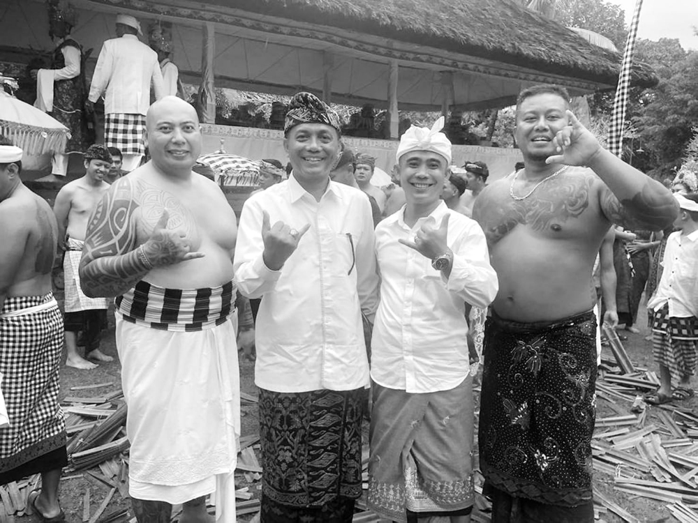 LESTARIKAN BUDAYA: Pengurus Partai Gerindra Karangasem ikut dalam rangkaian perang pandan di Tenganan Dauh Tukad, Jumat (7/7/2023). (RADAR BALI PHOTO)