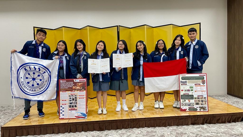 HARUMKAN NAMA BALI DAN INDONESIA: Dua Tim KISS SMAN 1 Denpasar yang menyabet dua medali perak di Tokyo, Jepang.