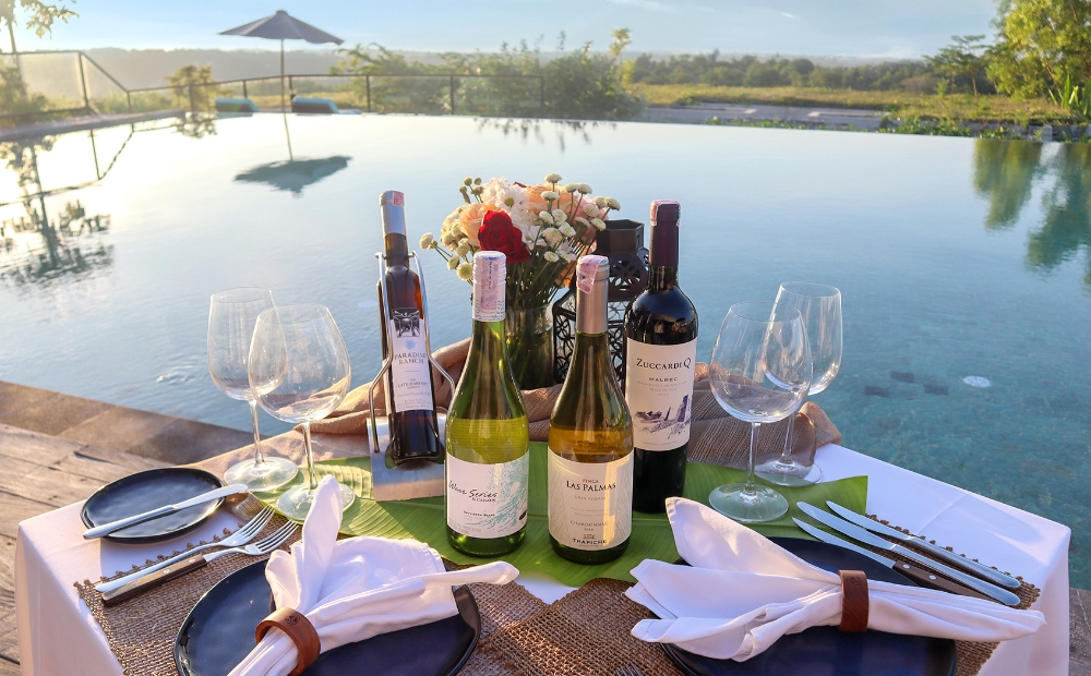ELEGAN: Kombinasi hidangan lezat dengan wine pilihan Master Sommelier, dan melodi saxophone di Restoran KŌWHAI Maua, Nusa Penida. (Maua)