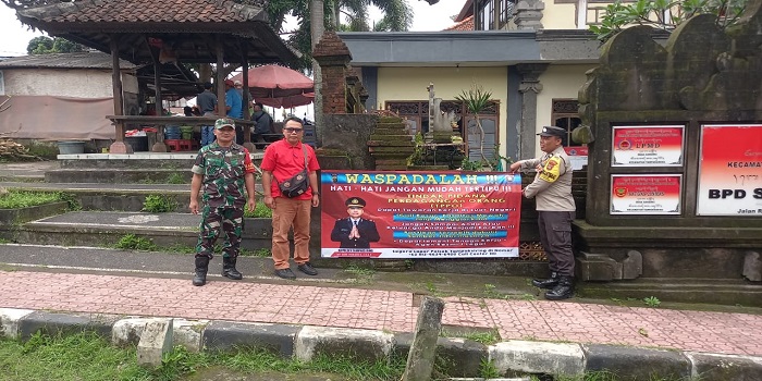 Pemasangan spanduk himbauan kejahatan perdagangan orang.