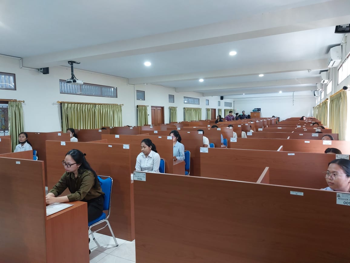 KONSENTRASI: Peserta yang mengikuti tes substantif FKIP Unmas Denpasar. (UNMAS UNTUK RADAR BALI)