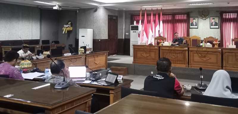 BAHAS ANGGARAN PERBAIKAN : Komisi II DPRD Kabupaten Karangasem saat melakukan rapat kerja dengan Disdikpora Kabupaten Karangasem di ruang rapat DPRD Kabupaten Karangasem, Jumat (14/7/2023).