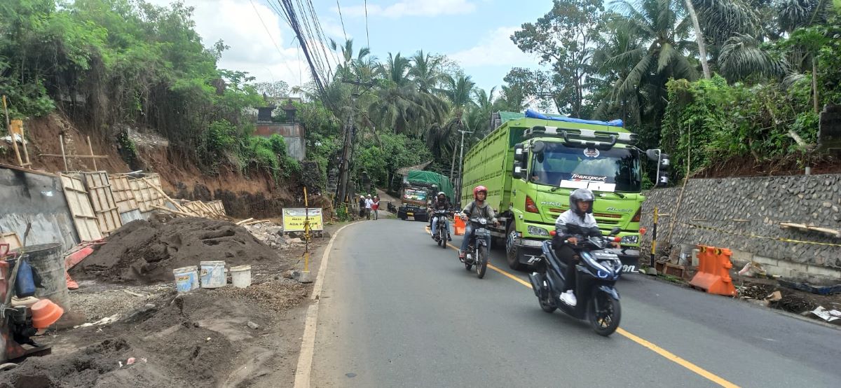 TAK KUAT NANJAK: Kondisi dua truk tak kuat menanjak alias mogok di Tanjakan Samsam, Desa Kerambitan Tabanan.