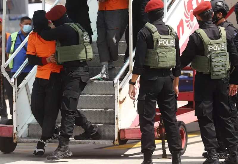 TERUS TERJADI PENANGKAPAN: Pasukan Densus 88 Antiteror mengawal 26 teroris yang akan di bawa ke Rutan Mako Brimob Cikeas saat turun dari pesawat di Bandara Soekarno-Hatta, Kamis (04/02/2021). Yang ter