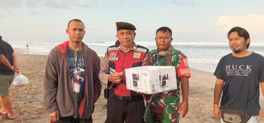 GEGER: Dwi Agus Setiawan, 34, bersama petugas Kepolisian dan TNI, berada di pantai, Minggu (16/8/2023)