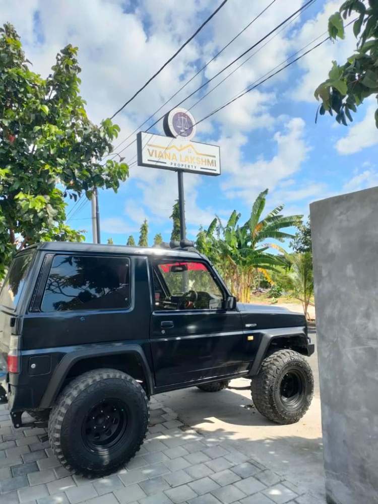AKSI TAK TERPUJI: Nekat menutup paksa Kantor LABHI Bali yang terletak di Jalan Badak Agung Utara, Blok C, Renon, Denpasar. (Radar Bali Photo)