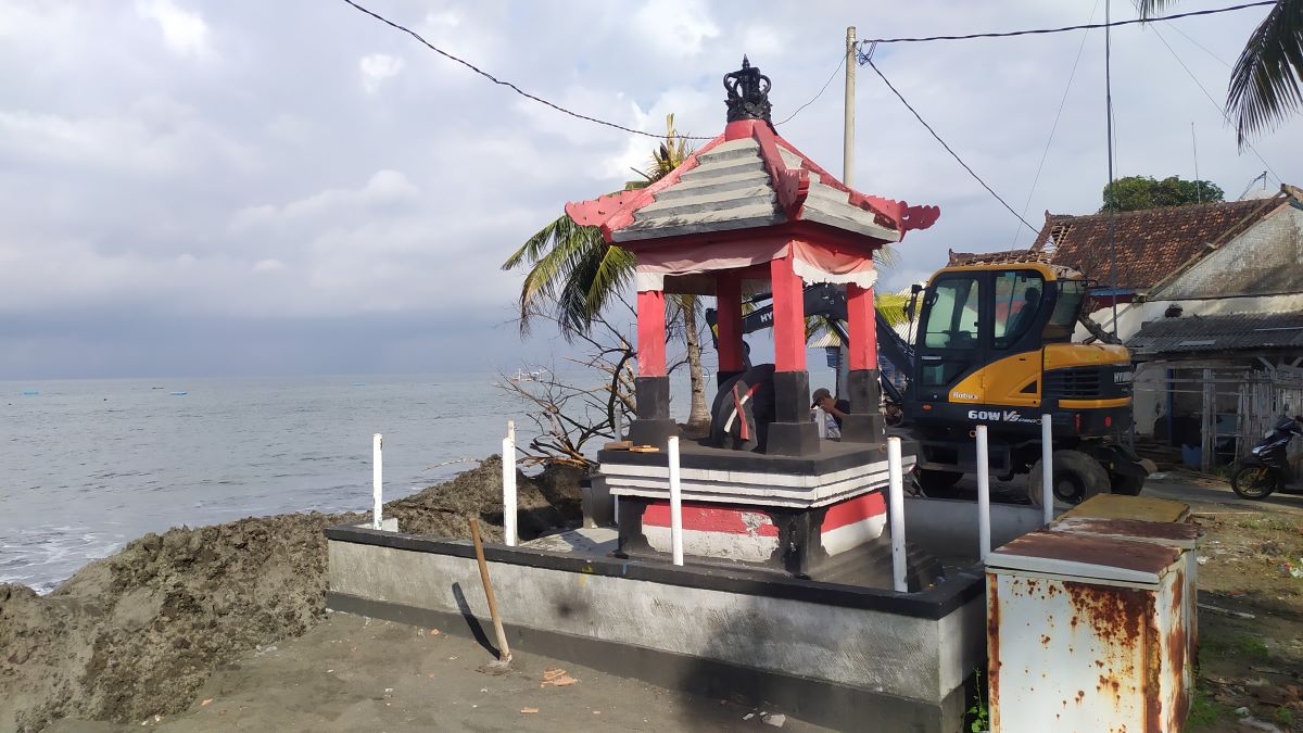 TERANCAM HILANG: Tugu Perjuangan Pebuahan, Desa Banyubiru, Kecamatan Negara, yang terancam hilang karena abrasi.