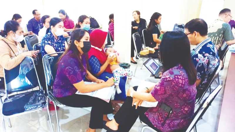 PANTAU KASUS : Pemkab Klungkung saat melakukan audit kasus stunting Tahun 2023 yang melibatkan lintas instansi.