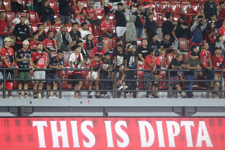 MENANG TAPI KECEWA: suporter di tribun Timur stadion Dipta saat pertandingan Bali United vs Madura united, Sabtu, 15 Juli 2023.