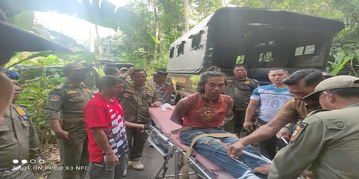 Satpol PP Kabupaten Karangasem saat mengamankan IPS yang membawa senjata tajam jenis keris di Desa Selumbung, Kecamatan Manggis.