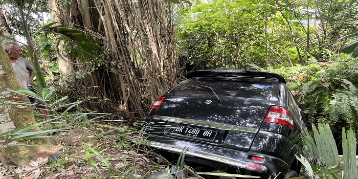 Mobil milik rombongan upacara maajar-ajar nyungsep di sungai Jalan Raya Bebandem, pada Senin siang.