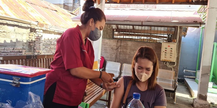 Salah seorang warga meminta Vaksin Anti Rabies (VAR) di puskesmas karena digigit anjing liar.
