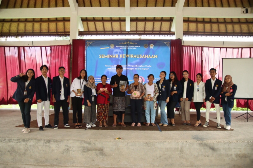 EDUKASI: Tim pelaksana MBKM Bina Desa dari Mahasiswa Fakultas Hukum Universitas Udayana di Balai Serbaguna Desa Adat Kuwum Ancak, Sabtu (15/07/2023).