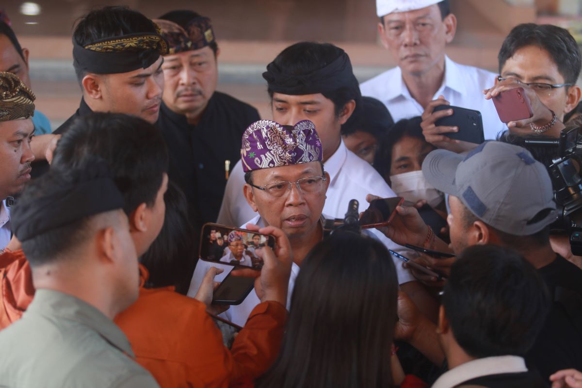 BAHAS ANGGARAN:  Gubernur Bali Wayan Koster saat diwawancarai wartawan seusai sdng paripurna di DPRD Bali Senin 17 Juli 2023