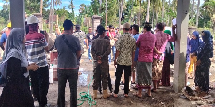Aksi protes warga terhadap proyek yang dilaksanakan PLN beberapa waktu lalu.