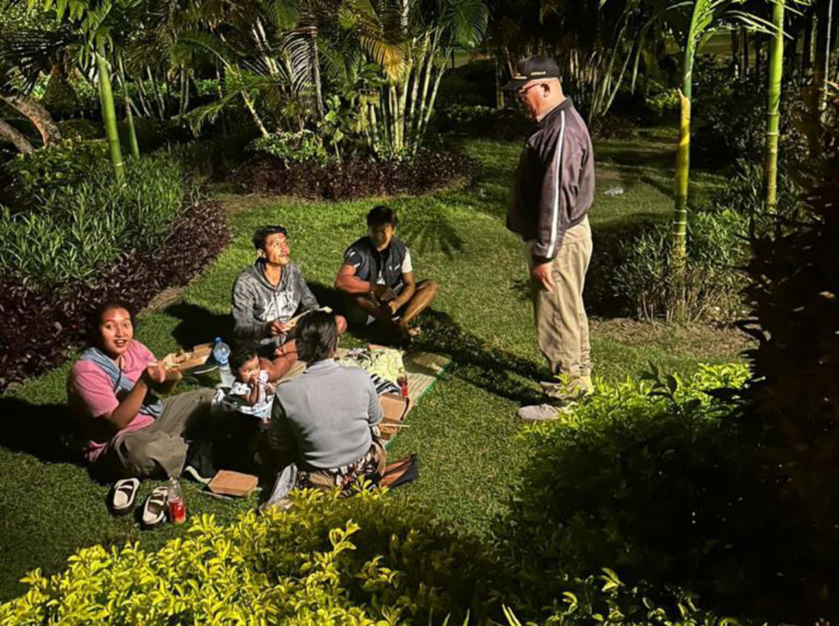 PASTIKAN AMAN: Seorang aparat Satpol PP sedang mengingatkan pengunjung ke masjid-masid tak bermasalah.