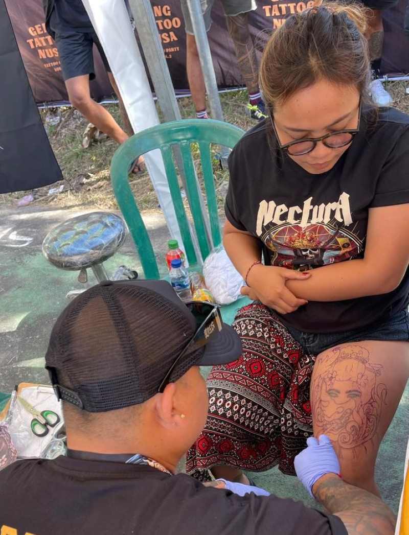 ACARA SPESIAL : Komunitas tato Geng Tattoo Nusa kembali menggelar Tattoo Party bertempat di Lapangan Sebunibus, Desa Sakti, Nusa Penida.