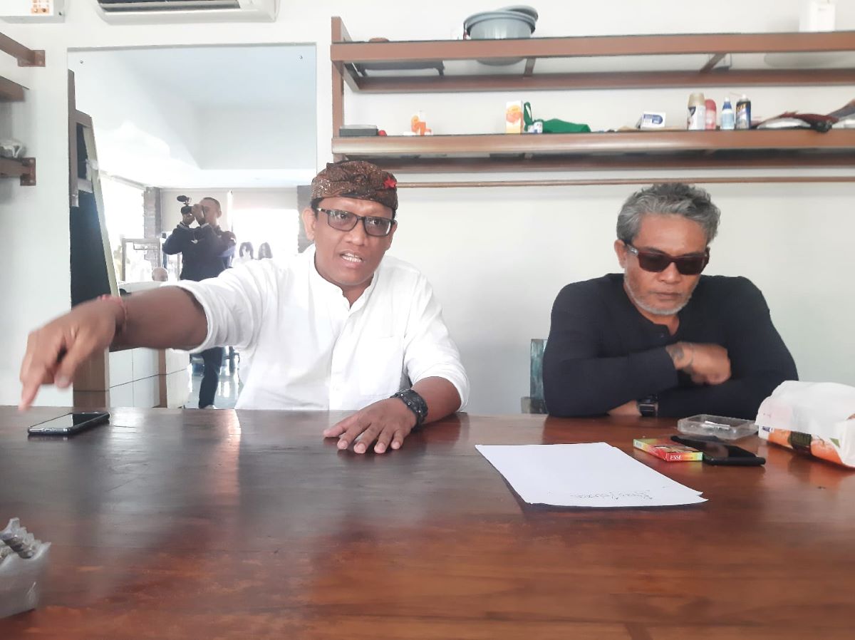 DUKUNGAN MORIL: Dokter AA Ngurah Gede Dharmayuda, Mkes yang mewakili Puri Belaluan Denpasar saat menyampaikan keterangan pers, Rabu siang, 19 Juli 2023.
