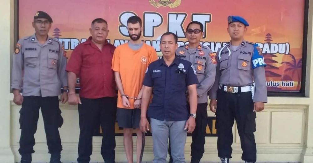 DIRINGKUS: Jason Barletta, 36 9(pakai rompi tahanan) saat diciduk Polsek Kuta Utara, 19 Juli 2023.
