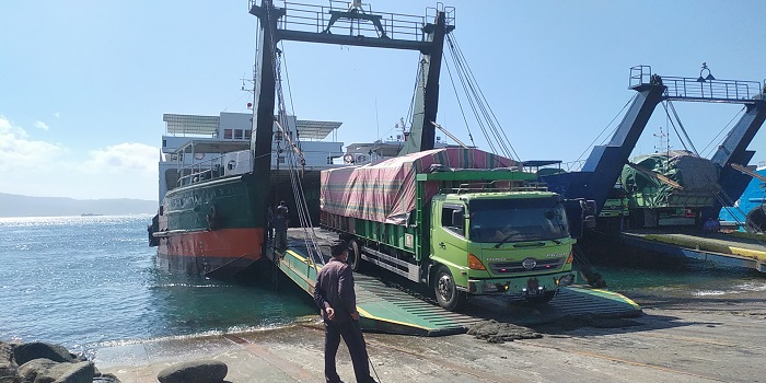 KMP Trisna Dwitya yang kandas di tengah laut perairan Pelabuhan Gilimanuk bongkar muatan setelah lepas kandas Rabu siang.