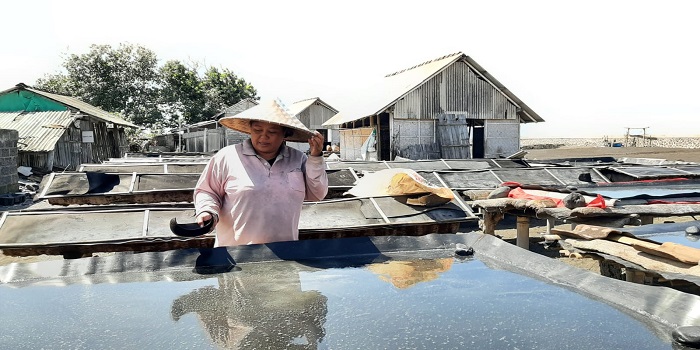 Petani garam tradisional di Pantai Karangnadi, Desa Kusamba, Kecamatan Dawan saat menunjukkan proses pembuatan garam tradisional Kusamba.