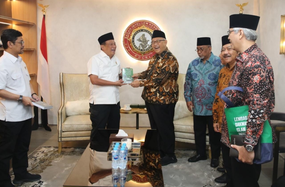 SINERGI: Ketua Umum DPP LDII, KH Chriswanto Santoso (tiga dari kiri) memberikan cinderamata pada Kepala Baintelkam Polri, Komjen Pol Suntana. (LDII)