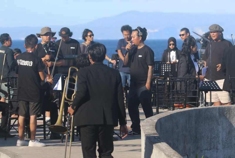 ARAHKAN ADEGAN : Erick EST saat menyutradarai video klip lagu