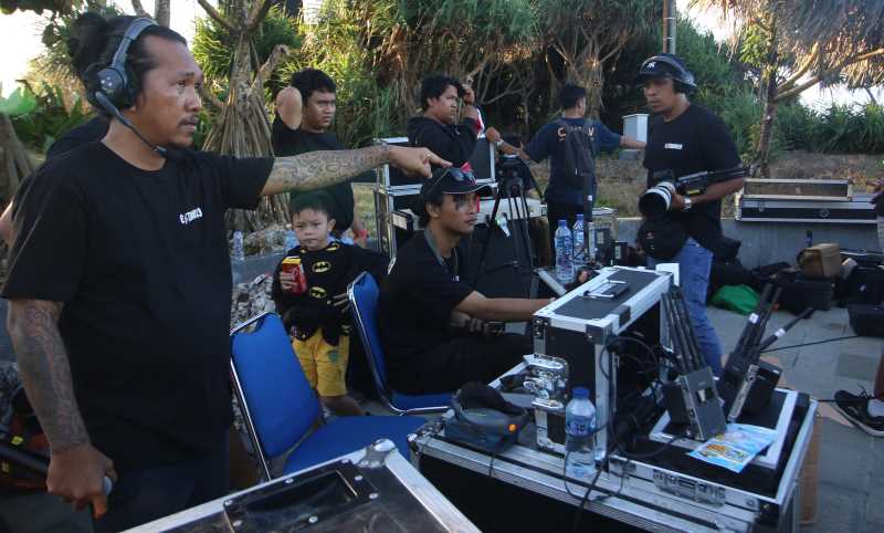MENGATUR CREW : Erick EST saat syuting video klip God Bless.