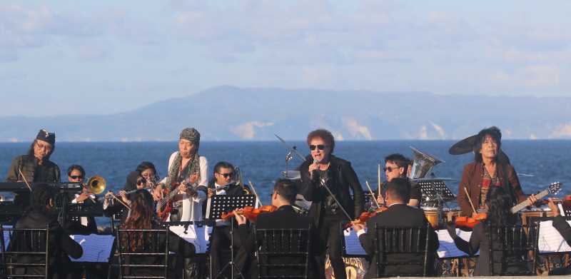 ORKESTRA SETENGAH ABAD : God Bless diiringi musik orchestra mahasiswa ISI Jogjakarta, syuting video klip di Water Blow, Nusa Dua disutradarai Erick EST. (foto: miftahuddin halim)