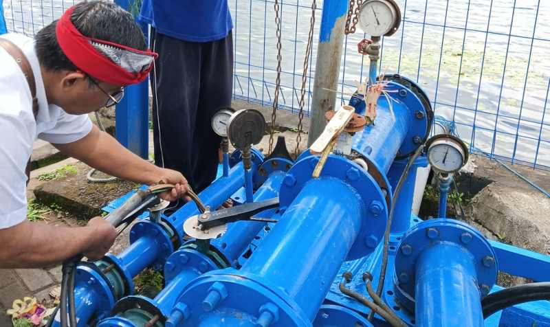 CEK PERANTI  : Petugas Perumda Tirta Amertha Buana Tabanan yang mengecek sumber mata air bersih di Baturiti Tabanan.