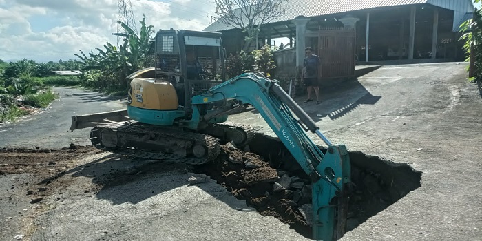 Alat berat yang disewa petani subak Lepang untuk mengeruk material gorong-gorong yang jebol di Desa Takmung, Kecamatan Banjarangkan.