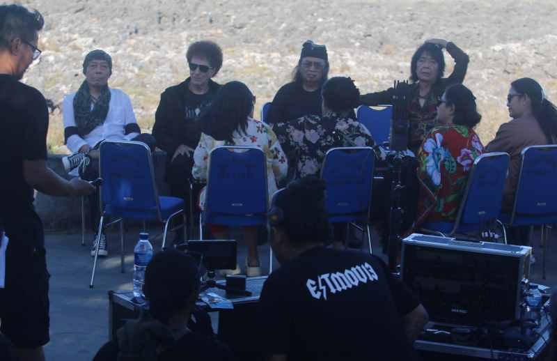 MENUNGGU SYUTING : (Dari kiri) Donny Fattah Gagola, Ahmad Albar, Abadi Soesman, Ian Antono.