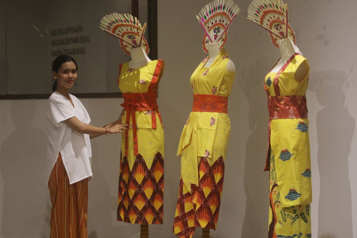 KONTEMPORER: Ni Made Gadis Putri Maharani dg salh satu karyanya Batik motif pendukung lukisan Kamasan Kertagosa Klungkung yg diubah jadi motif Kontemporer yg dipamerkan di DNAG, 21 - 28 Juli 2023.