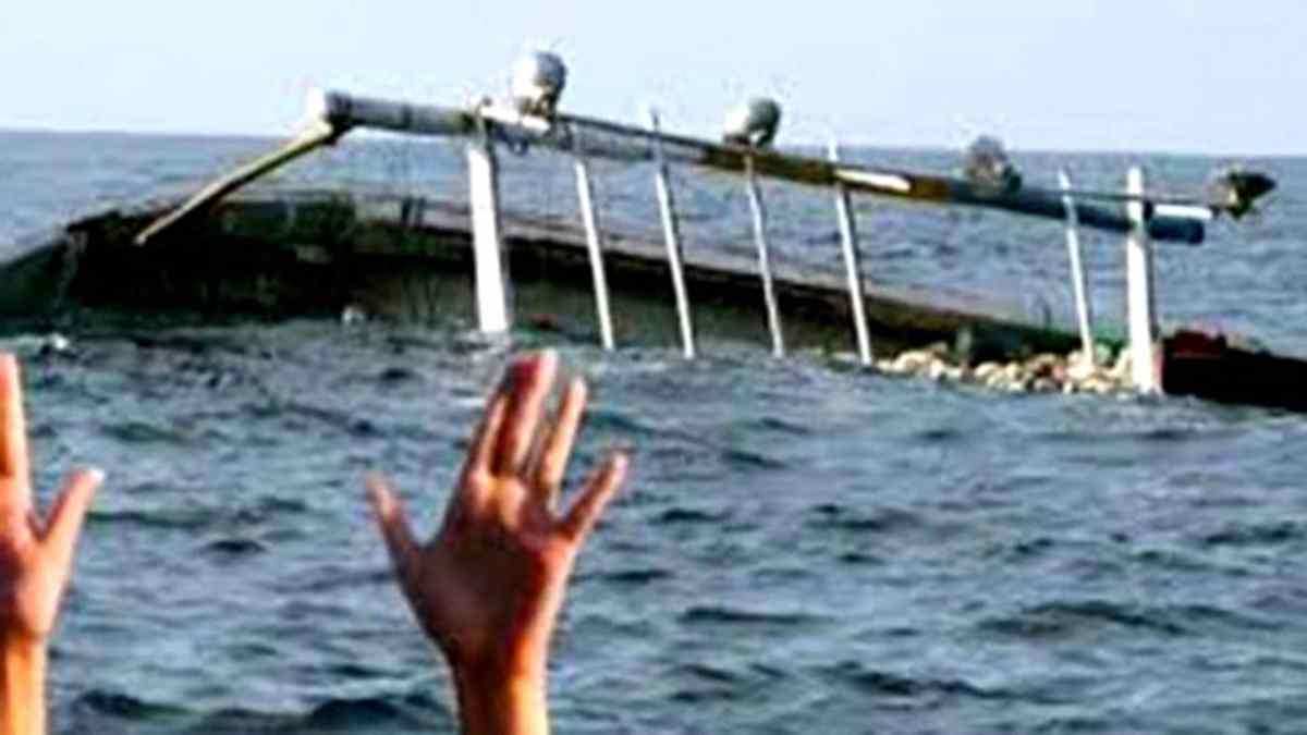 CELAKA: Ilustrasi perahu nelayan terbalik di perairan Gilimanuk yang mengakibatkan satu tewas dan dua selamat.