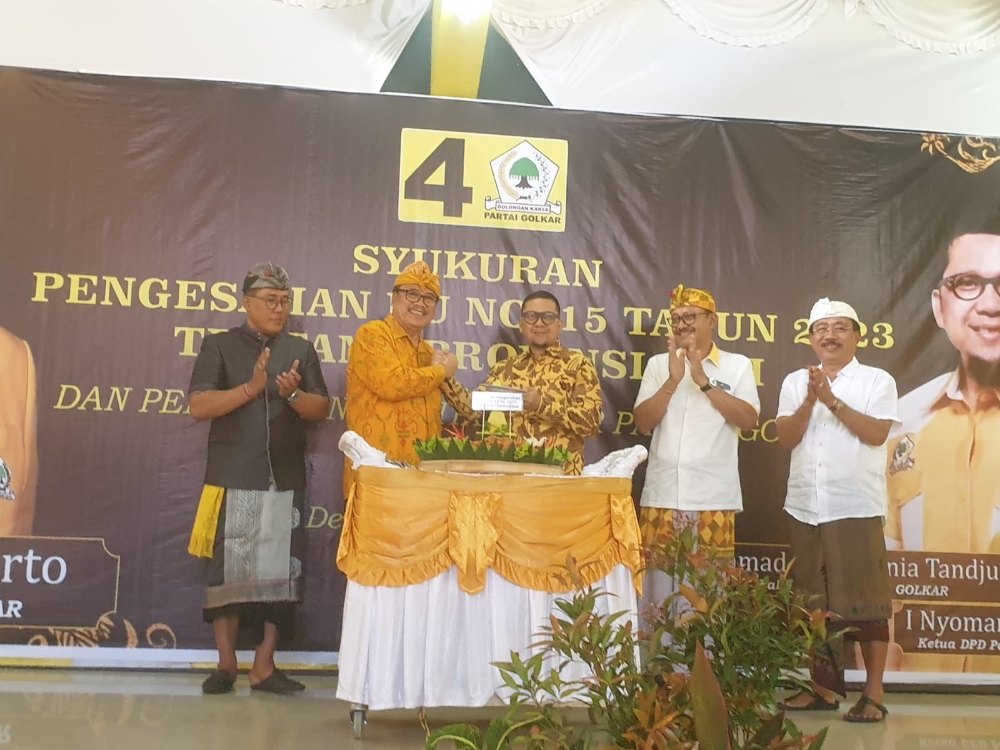 POTONG TUMPENG: Waketum Golkar Ahmad Doli Kurnia, anggota DPR RI Anak Adhi Mahendra, I Gde Sumarjaya Linggih, dan Ketua DPD Golkar Bali Nyoman Sugawa Korry, (23/7/2023). (Novi Febriani/Radar Bali)