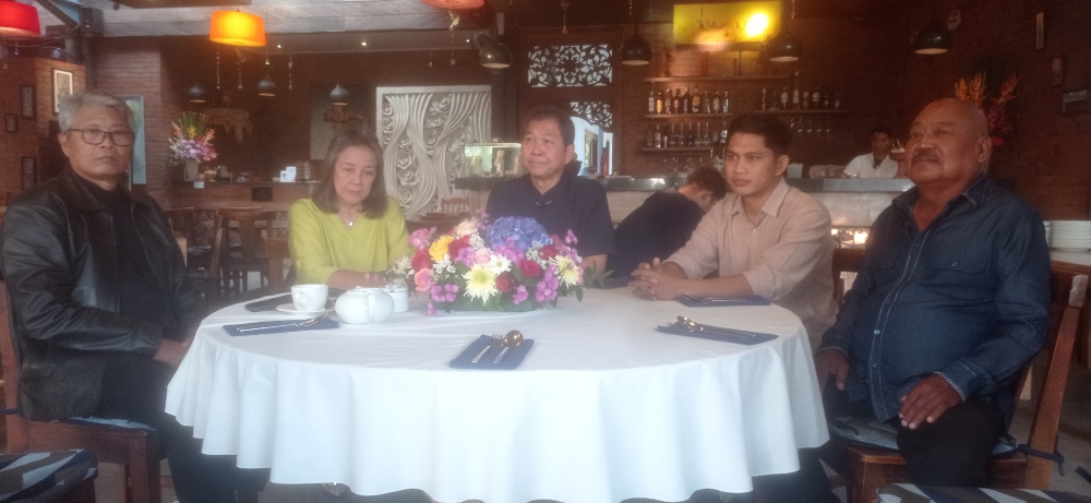 HAPPY ENDING: Dari kiri, Dewan Guru PPS Kertha Wisesa I Made Arka, Ny Carla Hardika, I Nyoman Suarsana Hardika, I Made Dwiatmiko Aristianto dan Made Sugita (23/7/2023). (Rosihan Anwar/Radar Bali)