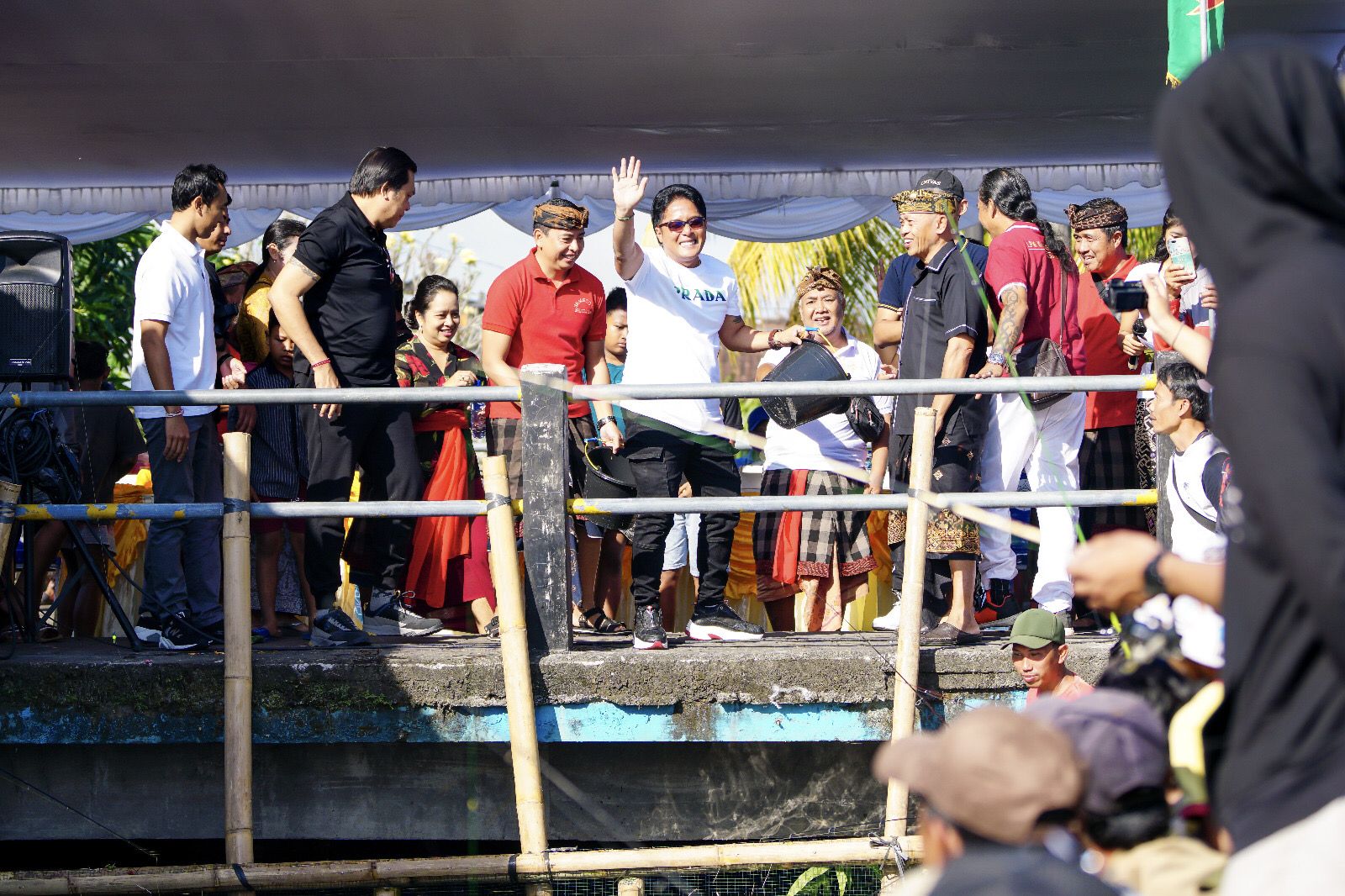DUKUNG PEMUDA: Bupati Badung, I Nyoman Giri Prasta saat berada di Saluran Irigasi Banjar Adat Belulang, Kelurahan Kapal, Minggu (23/7).
