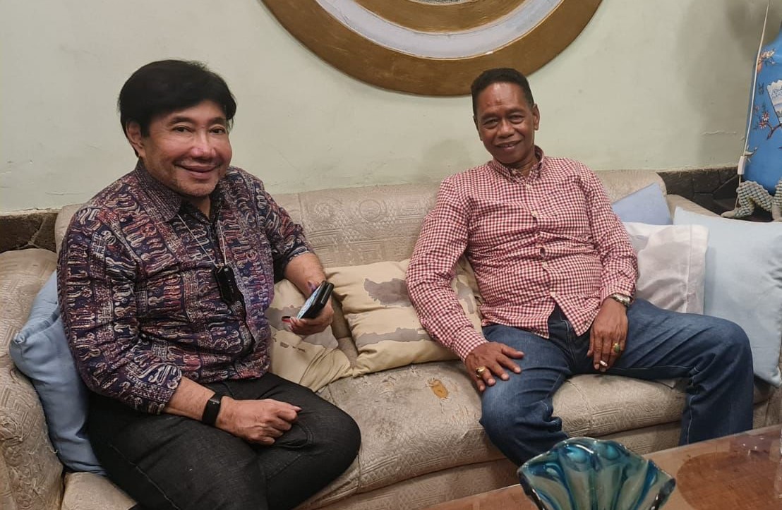 MENOLAK KELUAR: Pemilik rumah di jalan Sriwijaya Jakarta Selatan  Guruh Soekarno Putra bersama lawyernya