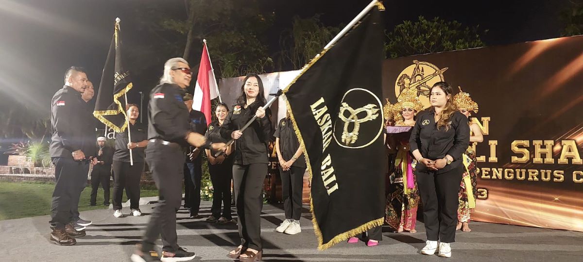 SRIKANDI: Ketua Dewan Pembina Laskar Bali Shanti (LBS) AA Suma Widana alias Gung Suma di Denpasar saat penyerahan pataka Sebtu 22 Juli 2023