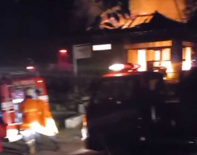 LUDES : Rumah warga Desa Cupel terbakar setelah sebelumnya sempat terdengar ada bunyi ledakan dari lokasi.