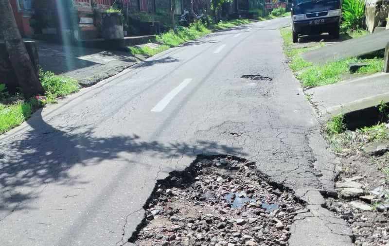 MENGGANGGU MOBILITAS WARGA : Kondisi jalan rusak di Klungkung.