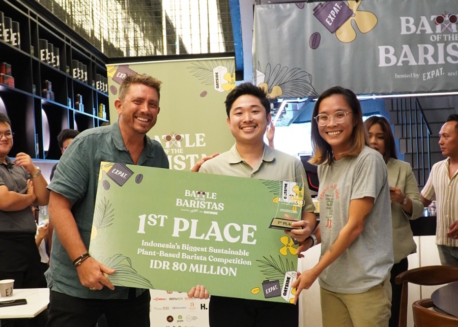 CHAMPION: Sthira Yabin dari Hungry Bird (tengah) menerima hadiah dari Shae Macnamara (kiri) dan Charlyn di Expat. Roasters Surabaya (21/7/2023). (Expat. Roasters)