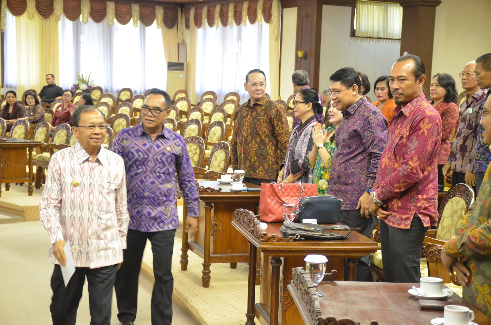 LEGASI: Jajaran petinggi DPRD Bali bersama Gubernur Bali Wayan Koster dalam Rapat Paripurna ke-33, Senin (24/7).