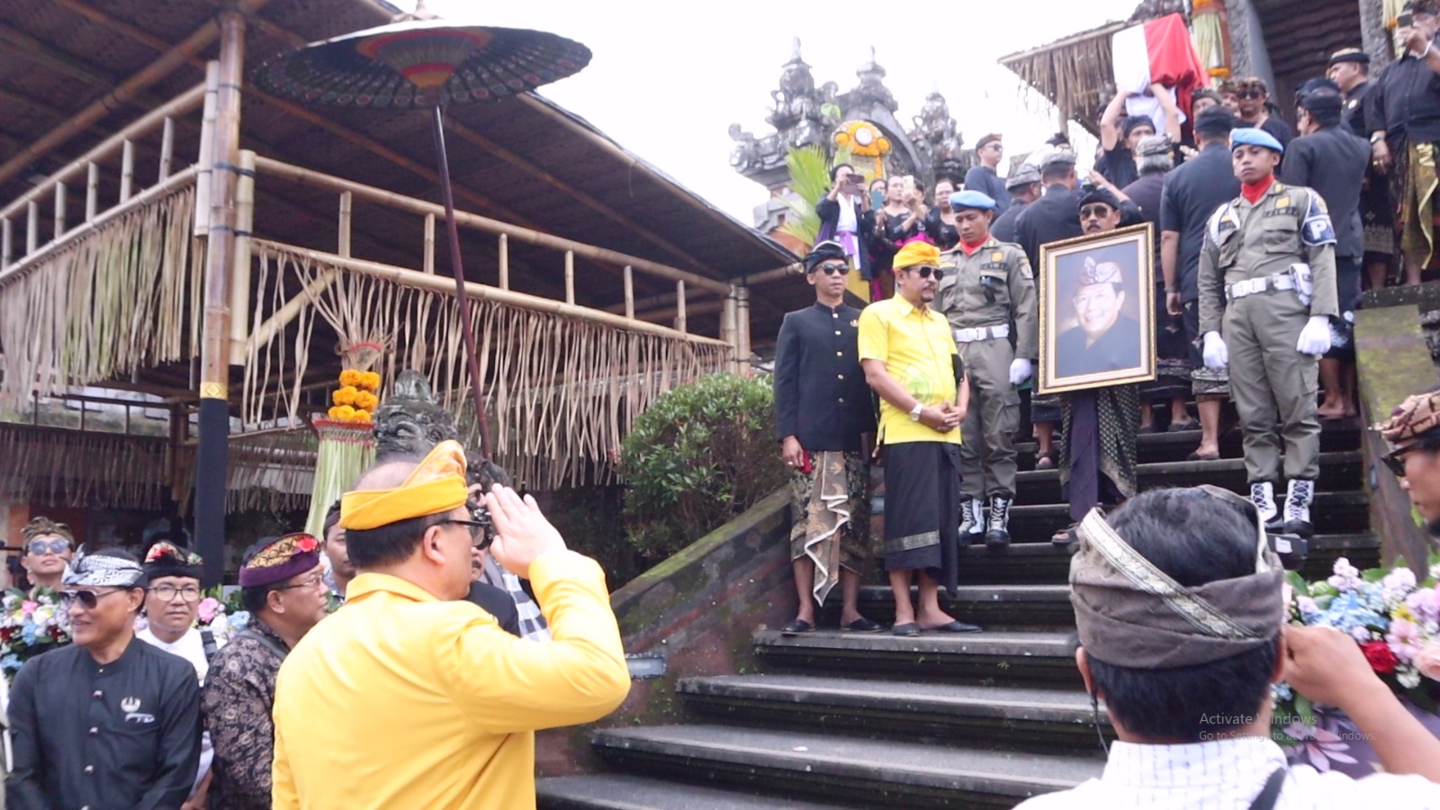 PENGHORMATAN TERAKHIR: Ketua DPD Golkar Bali jadi inspektur upacara penghormatan dan pelepasan jenazah Tjokorda Gede Budi Suryawan di Puri Mahasari Ubud, Senin (24/7).