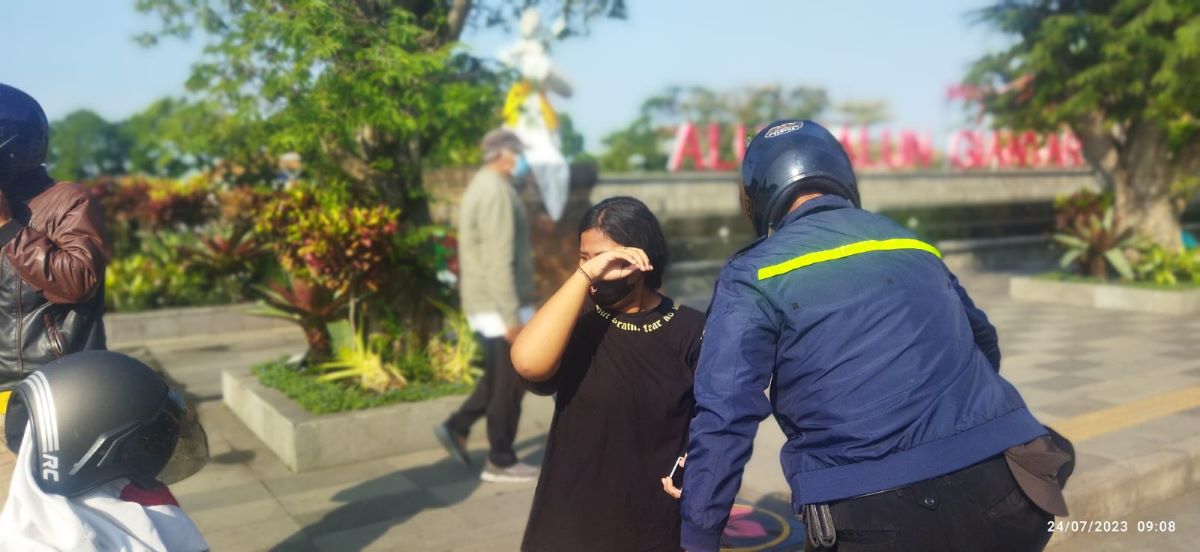 SERING DIJEMPUT: Siswi SMP Ni Made Suherni asal Lepang Banjarangkan  Klungkung dijemput petugas di alun-alun Gianyar, 23 Juli 2023.