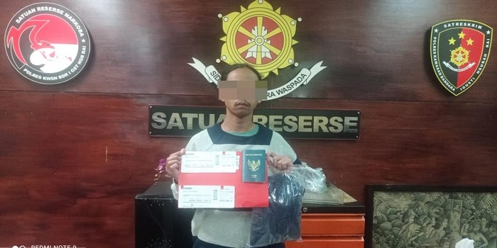 Tenaga Kerja Indonesia (TKI) berinisial ZPE, 25, asal Jawa Timur saat diamankan petugas di Bandara Ngurah Rai.
